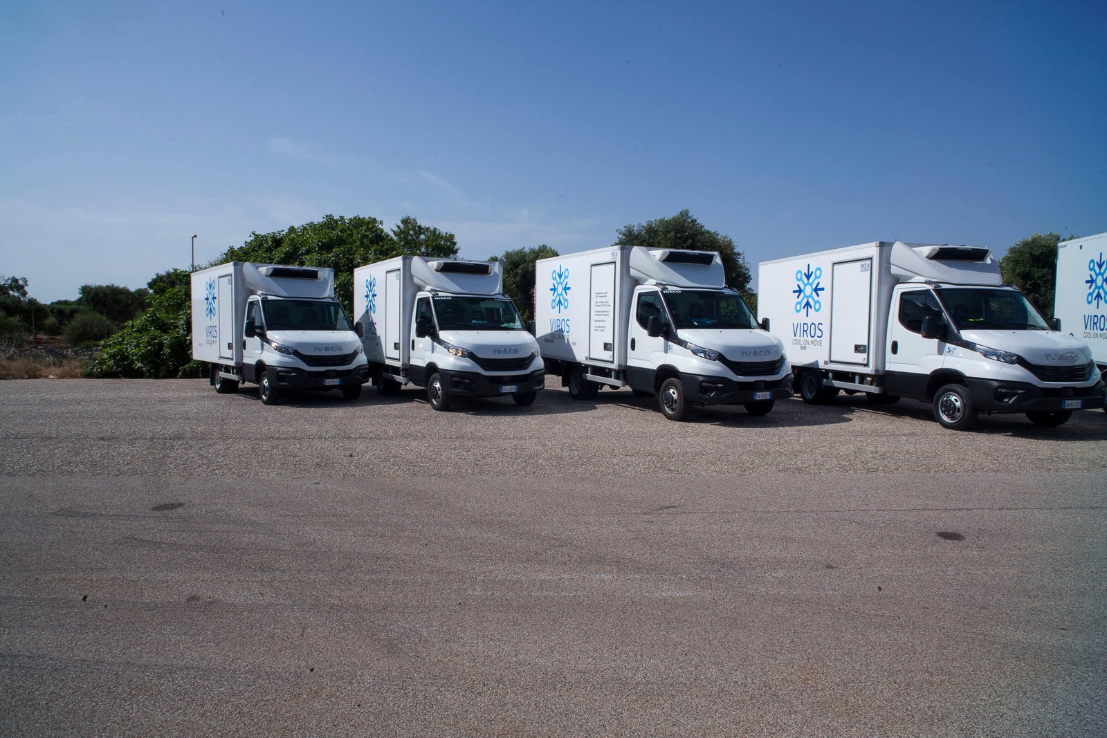 foto che mostra quasi tutta la Flotta Viros Mezzi trasporto camion
