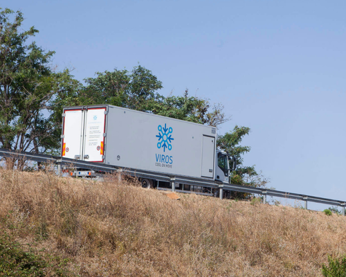 immagine che raffigura camion frigo di viros in viaggio per consegnare merce fresca